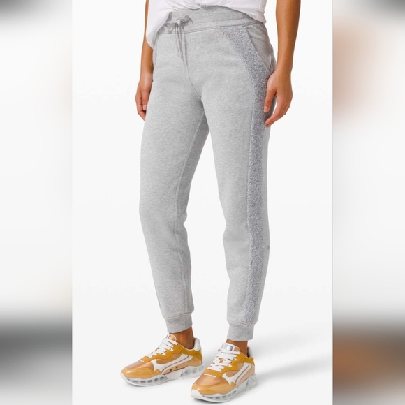 Lululemon Scuba Sherpa Stripe Heathered Core Light Grey Joggers NWOT - Picture 1 of 14